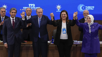 Burcu Köksal, AK Parti'ye katıldı