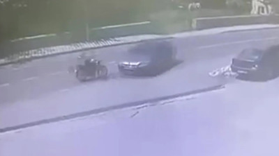 Akaryakıt istasyonuna dönen otomobile çarpan motosikletli yaralandı