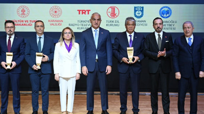 Bakan Ersoy&rsquo;dan gen&ccedil;lere T&uuml;rk&ccedil;e &ccedil;ağrısı: Diline sahip &ccedil;ıkan millet geleceğine sahip &ccedil;ıkar