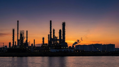 Petrol fiyatları &uuml;&ccedil; g&uuml;nl&uuml;k y&uuml;kselişin ardından geriliyor