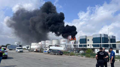 Mersin’de yağ fabrikasında korkutan yangın: Dumanlar gökyüzünü kapladı
