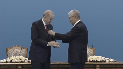 Cumhurbaşkanı Erdoğan 'Hoca Ahmet Yesevi Nişanı'nı alan ilk isim oldu