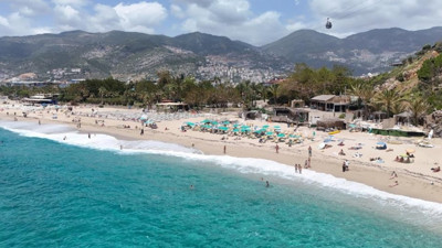 Antalya’da yaz erken geldi! Plaj turistlerle doldu