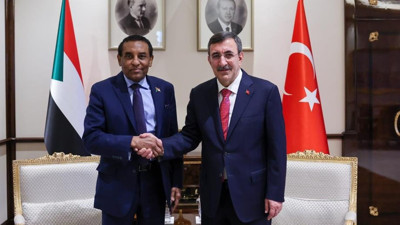 Cevdet Yılmaz Sudan Başbakanı İdris ile görüştü