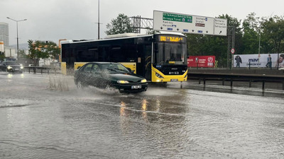 Sağanak İstanbul’u vurdu: Yollar göle döndü