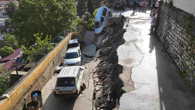 Sel vurdu, yol çöktü: 5 araç yerin dibine girdi