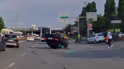 Kadıköy’de direksiyon başında fenalaştı: Otomobil takla attı