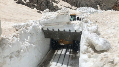 Antalya'da kar mesaisi: 5 metrelik kar t&uuml;nelleri arasında yayla yolları a&ccedil;ılıyor