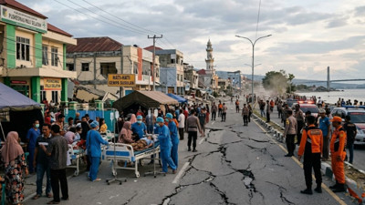 Endonezya 6,7 büyüklüğünde depremle sarsıldı