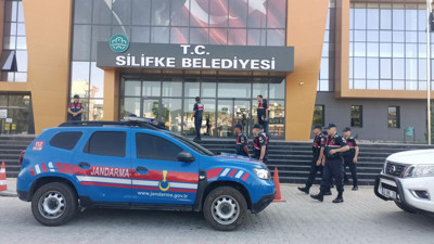 Silifke Belediyesi'ne y&ouml;nelik soruşturmada Başkan Turgut ve 7 kişi tutuklandı