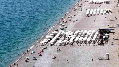 Antalya'da kavurucu sıcaklık! Termometreler 38 dereceyi gösterince sahiller doldu
