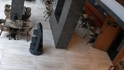 Garson robot Gayretli merdivenlerden düştü! Restoran 3 gün izin verdi