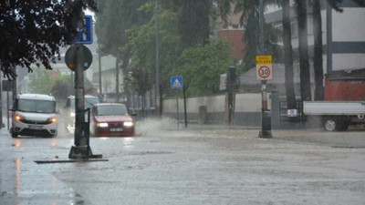 Meteoroloji&rsquo;den kuvvetli yağış uyarısı: Su baskını ve sele dikkat
