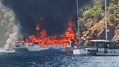 Fethiye'de can pazarı: Gezi teknesi alev aldı, 115 kişi denize atladı