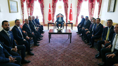 Erdoğan, 4 kul&uuml;b&uuml;n başkanlarını ve y&ouml;neticilerini kabul etti