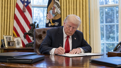 Trump imzaladı: T&uuml;rkiye i&ccedil;in y&uuml;zde 100 tarife riskinde kritik takvim