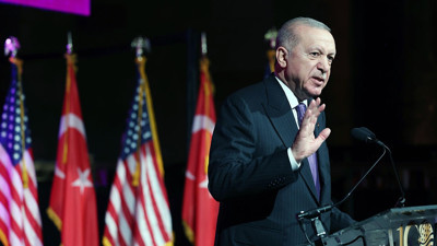 Cumhurbaşkanı Erdoğan'dan yatırımcılara T&uuml;rkiye &ccedil;ağrısı: T&uuml;rkiye'ye yatırım yapan hep kazan&ccedil;lı &ccedil;ıktı