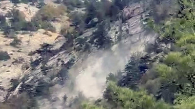 Deprem sırasında yamaçtan kopan kayalar paniğe neden oldu