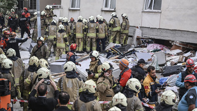 Maltepe&rsquo;de 7 katlı binanın ilk &uuml;&ccedil; katı &ccedil;&ouml;kt&uuml;: 1 kişi hayatını kaybetti