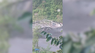 Nepal'de sel nedeniyle evler ve köprüler yıkıldı