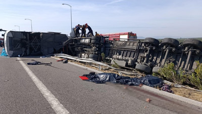 Manisa'da tır ile yolcu otob&uuml;s&uuml; &ccedil;arpıştı: 11 kişi hayatını kaybetti, &ccedil;ok sayıda yaralı