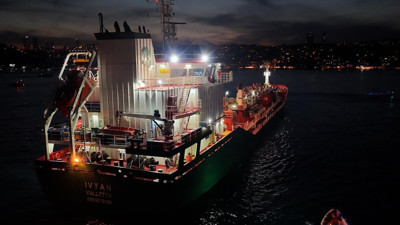 İstanbul Boğazı'nda facianın eşiğinden dönüldüğü anlar kamerada