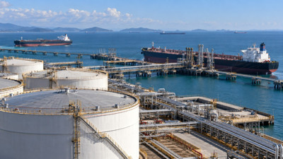 Suudi saldırısı petrol&uuml; sı&ccedil;rattı: Brent 106 doları ge&ccedil;ti