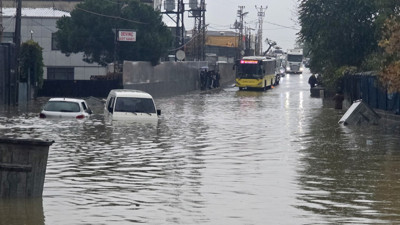 İstanbul'da sağanak hayatı aksattı: Ara&ccedil;lar mahsur kaldı, evleri su bastı