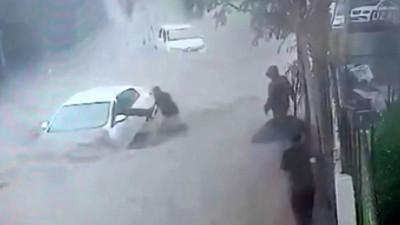 Canını hiçe sayıp suya girdi: Araçta mahsur kalan sürücüyü ön camdan böyle kurtardı