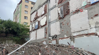 Koca bina yıkıldı, o yerinde kaldı: Bayrampaşa'da görenleri durduran manzara