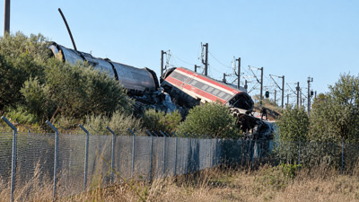 İspanya'da iki y&uuml;ksek hızlı tren &ccedil;arpıştı! &Ccedil;ok sayıda &ouml;l&uuml; ve yaralı var