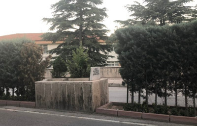 Yolun ortasında duran mezar 100 yıl sonra taşındı