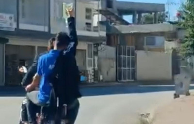 Adana’da şaşırtan görüntü: Serum takılı halde motosikletle yolculuk