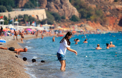 Kasım ortasında yaz keyfi: Antalya’da sahiller doldu