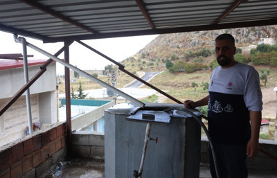 Su kesintilerine karşı kendi sistemini kurdu: Vatandaş yağmur suyunu depolayıp evde kullanıyor