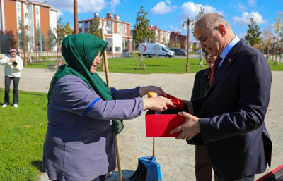 Türk bayrağını yere düşürmeyen temizlik görevlisine bir maaş ikramiye 