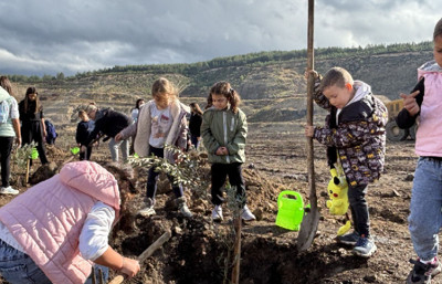 Türkiye’nin tek seferde yapılan en büyük maden rehabilitasyon projesinde fidanlar toprakla buluşuyor