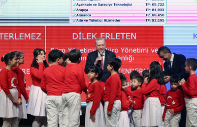 Cumhurbaşkanı Erdoğan butona bastı! 15 bin öğretmen atandı