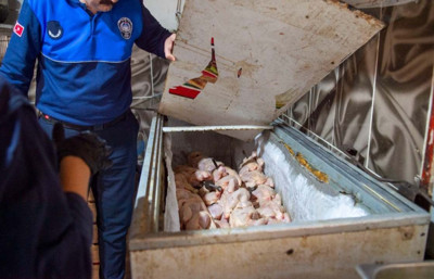 Dönerciden kurtlu salça ve turşu çıktı