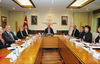 Bakan Ersoy turizm sektörünün temsilcileri ile bir araya geldi