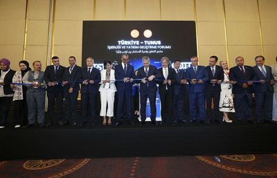 Birlikte üretelim üçüncü ülkelere satalımTürkiye ve Tunus, ekonomik ilişkilerini stratejik ortaklığa taşıyacak adımlar atmaya hazırlanıyor. Türkiye-Tunus İşbirliği ve Yatırım Geliştirme Forumu’nda buluşan iki ülke iş dünyası, mevcut 1,6...