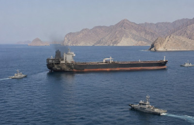 Hürmüz girişinde vurulan tanker hareket kabiliyetini kaybetti