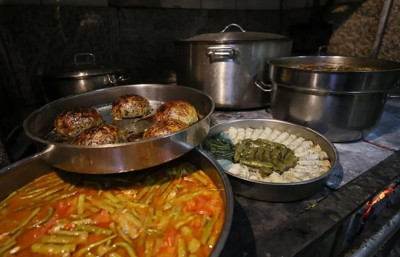 Hazır yemekte fabrikalardaki kan kaybını kamu dengelediSon yıllarda sanayide ve tekstilde yaşanan daralmadan kaynaklı günlük üretilen yemek sayılarının gerilediğini söyleyen İYSAD Başkan Yardımcısı Sedat Zincirkıran, kamuda yaşanan artışlarla yemek...