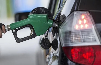 Benzine zam geldi: Pompa fiyatına yansıdı