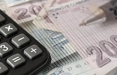 Zorunlu trafik sigortasına zamYaklaşık 34 milyon araç sahibini ilgilendiren zorunlu trafik sigortasında primlere yüzde 4 zam gelirken, sürücünün risk basamağına ve bulunduğu şehre göre ödenecek tutarlar arasındaki fark da dikkat...