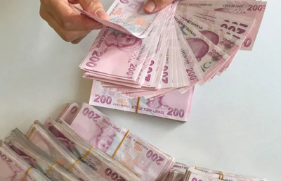 Vergi gelirlerinde dikkat çeken artışMerkezi yönetim bütçesinin temmuz ayı gelirlerinde vergi tahsilatı öne çıktı. Bütçe gelirleri geçen yılın aynı ayına göre yüzde 28,8 artarak 1 trilyon 412 milyar liraya yükselirken, vergi gelirleri...