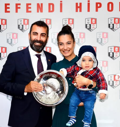 Milyonlar havada uçuşuyor:  Atlar koşuyor, onlar kazanıyor - Resim : 2