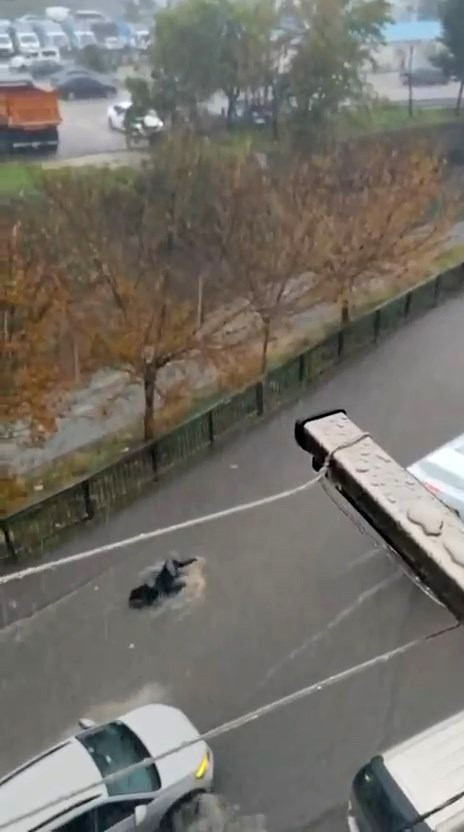 İstanbul'da sağanak alarmı: Sel sularına kapılan kadın kurtarıldı - Resim : 1
