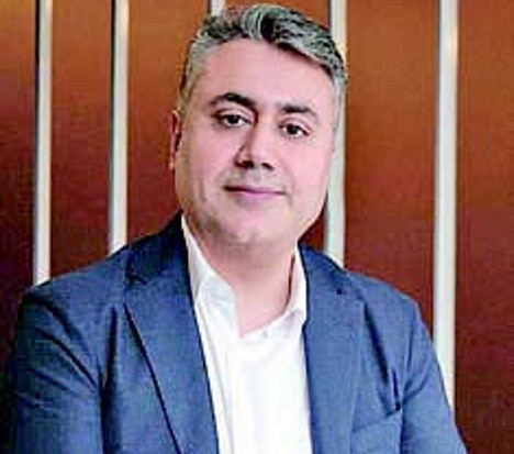 Erkek modasında en “baba” sezon renklendi: Mavi, siyah ile lacivertin saltanatını yıkıyor - Resim : 1