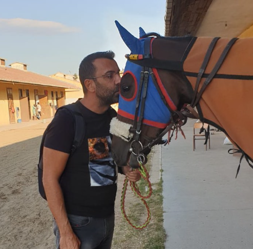 Milyonlar havada uçuşuyor:  Atlar koşuyor, onlar kazanıyor - Resim : 1